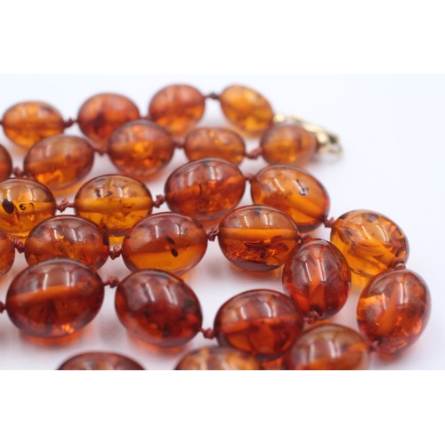 1019 - An amber beaded single strand necklace with 9ct gold clasp - approx. gross weight 40.5 grams