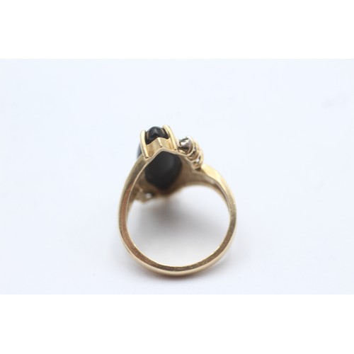 1021 - A 9ct gold diamond and onyx dress ring - approx. gross weight 5.5 grams