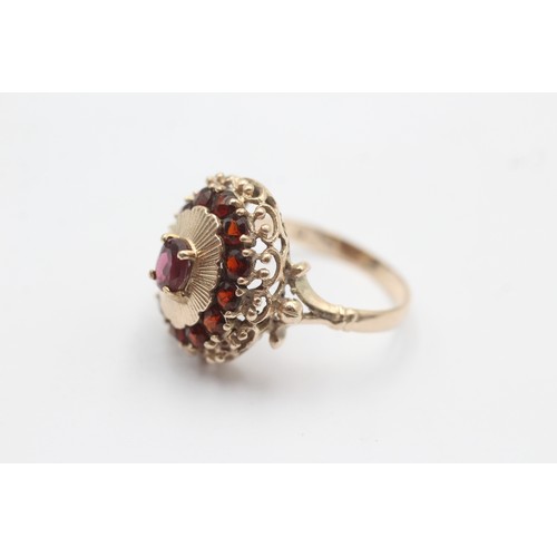 1022 - A 9ct gold garnet oval halo ring - approx. gross weight 4 grams