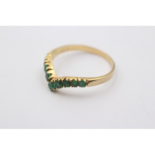 1030 - A 9ct gold emerald chevron ring, size R - approx. gross weight 1.8 grams