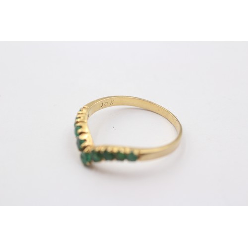 1030 - A 9ct gold emerald chevron ring, size R - approx. gross weight 1.8 grams