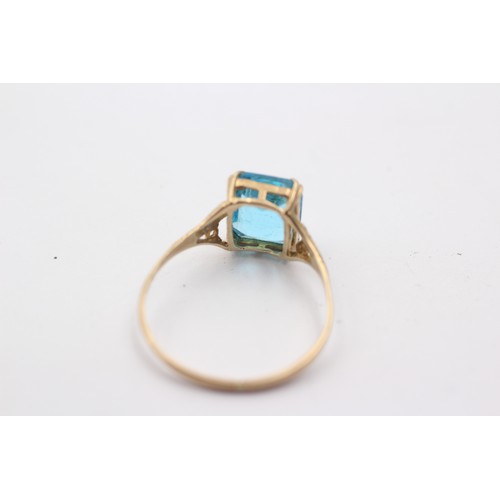 1039 - A 9ct gold blue paste single stone ring - approx. gross weight 1.7 grams