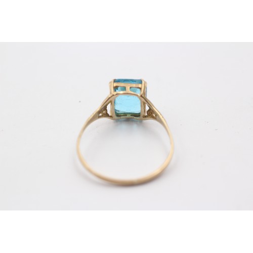 1039 - A 9ct gold blue paste single stone ring - approx. gross weight 1.7 grams