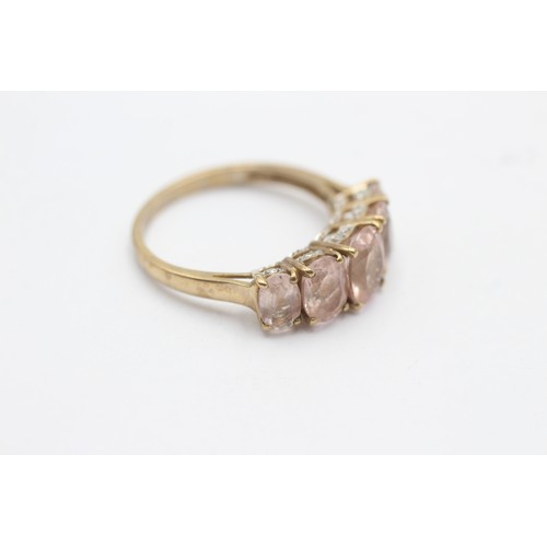 1040 - A 9ct gold morganite five stone ring with diamond accents - approx. gross weight 3.2 grams