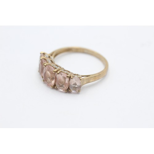 1040 - A 9ct gold morganite five stone ring with diamond accents - approx. gross weight 3.2 grams