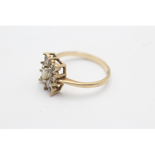 1043 - A 9ct gold diamond dress ring - approx. gross weight 2.1 grams