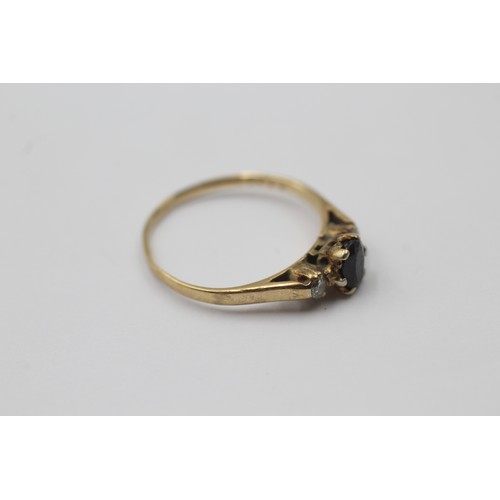 1048 - A 9ct gold sapphire and diamond trilogy dress ring - approx. gross weight 1.5 grams