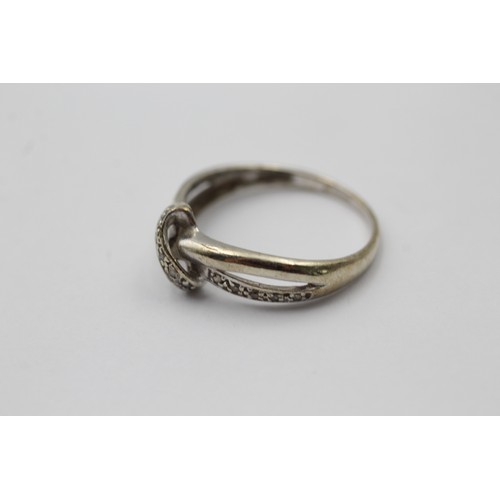 1054 - A 9ct white gold diamond twist ring - approx. gross weight 1.8 grams