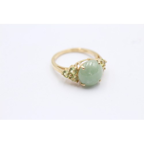 1061 - A 9ct gold jade and peridot seven stone ring - approx. gross weight 3.6 grams