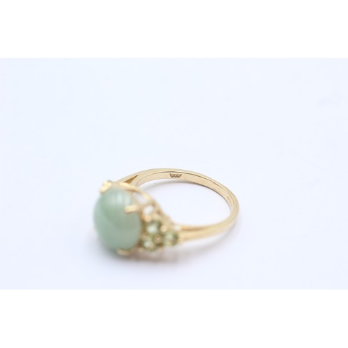 1061 - A 9ct gold jade and peridot seven stone ring - approx. gross weight 3.6 grams