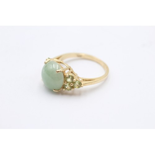 1061 - A 9ct gold jade and peridot seven stone ring - approx. gross weight 3.6 grams