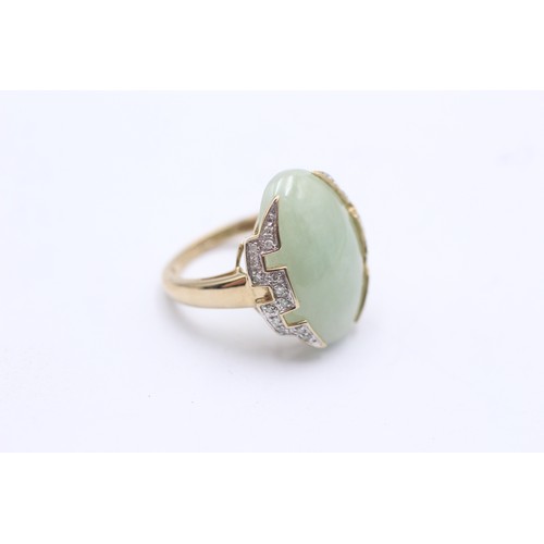 1085 - A 9ct gold jade single stone ring with diamond frame - approx. gross weight 5.1 grams