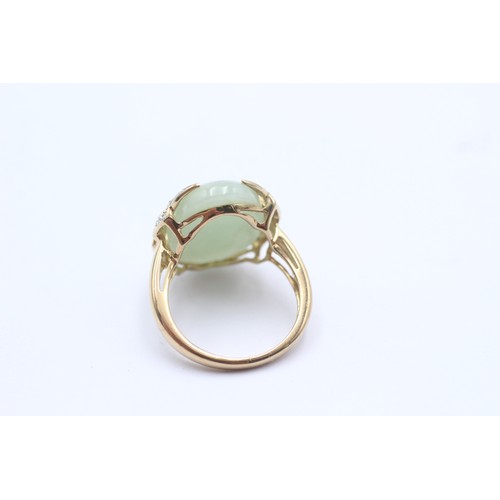 1085 - A 9ct gold jade single stone ring with diamond frame - approx. gross weight 5.1 grams