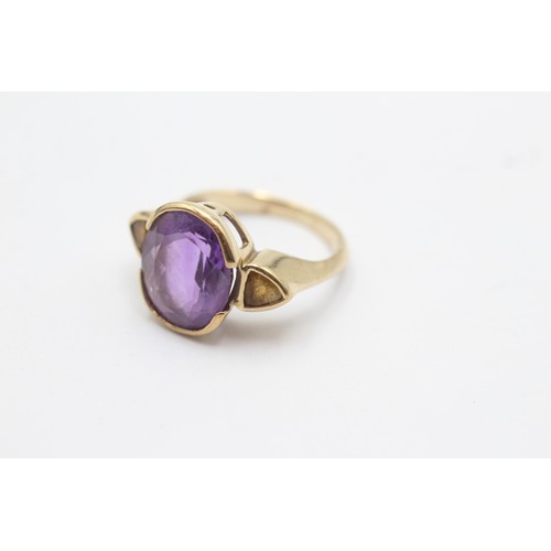 1095 - A 9ct gold amethyst and citrine three stone ring - approx. gross weight 3.5 grams