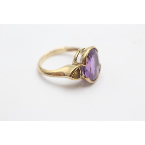 1095 - A 9ct gold amethyst and citrine three stone ring - approx. gross weight 3.5 grams