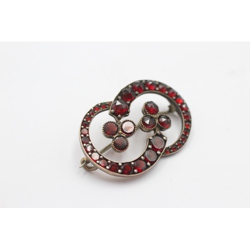 1097 - An antique low carat gold and garnet double shamrock openwork brooch with base metal pin - approx. g... 