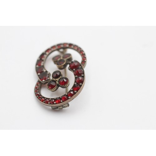 1097 - An antique low carat gold and garnet double shamrock openwork brooch with base metal pin - approx. g... 