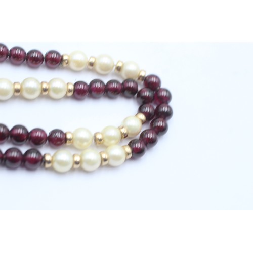 1098 - A garnet and cultured pearl single strand necklace with 9ct gold clasp and spacers - approx. gross w... 