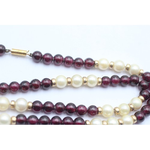 1098 - A garnet and cultured pearl single strand necklace with 9ct gold clasp and spacers - approx. gross w... 