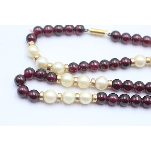 1098 - A garnet and cultured pearl single strand necklace with 9ct gold clasp and spacers - approx. gross w... 