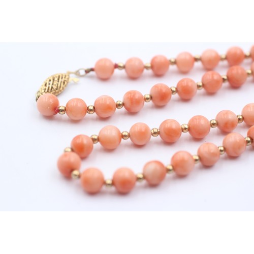 1099 - A coral single strand necklace with 14ct gold clasp and spacers - approx. gross weight 16.7 grams