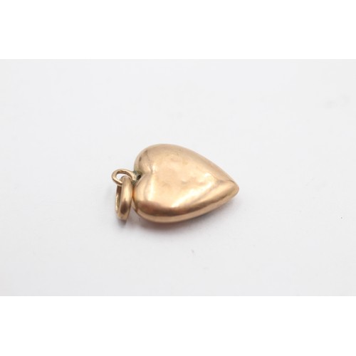 1102 - An antique 9ct gold heart pendant with enamel flower - approx. gross weight 0.9 grams