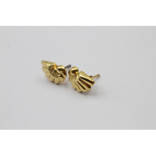 1105 - A pair of 9ct gold abstract stud earrings - approx. gross weight 0.7 grams