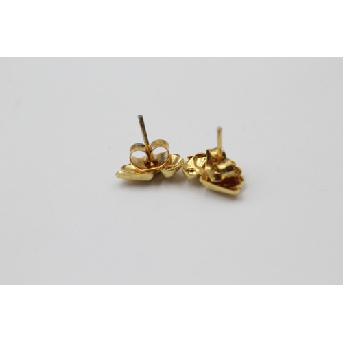 1105 - A pair of 9ct gold abstract stud earrings - approx. gross weight 0.7 grams