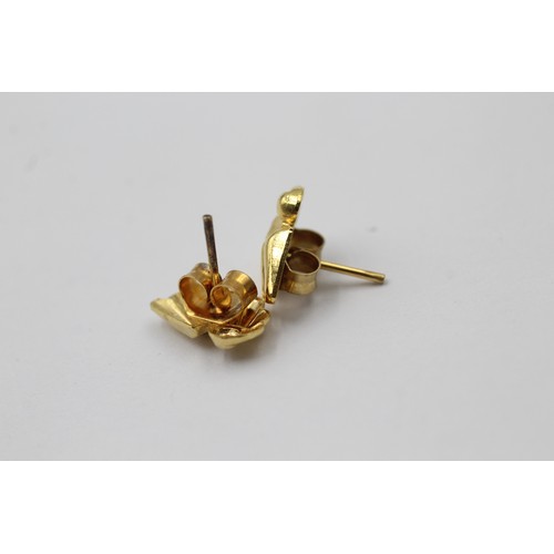 1105 - A pair of 9ct gold abstract stud earrings - approx. gross weight 0.7 grams