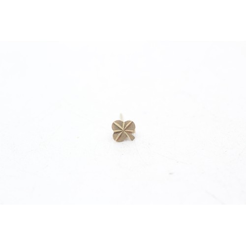 1106 - A pair of 9ct gold shamrock engraved stud earrings - approx. gross weight 0.4 grams