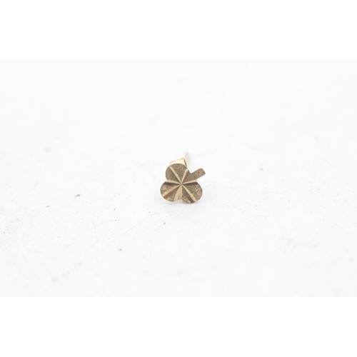 1106 - A pair of 9ct gold shamrock engraved stud earrings - approx. gross weight 0.4 grams