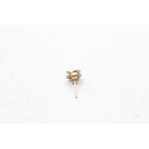 1106 - A pair of 9ct gold shamrock engraved stud earrings - approx. gross weight 0.4 grams