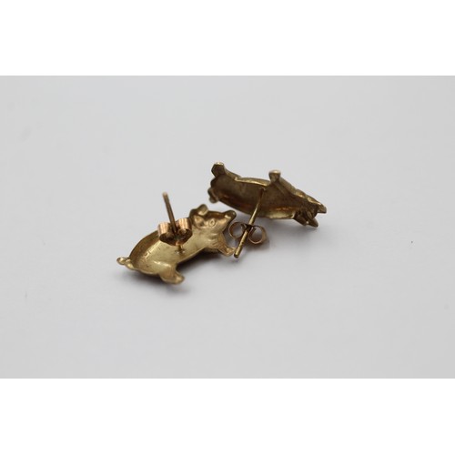 1108 - A pair of 9ct gold pig stud earrings - approx. gross weight 0.6 grams