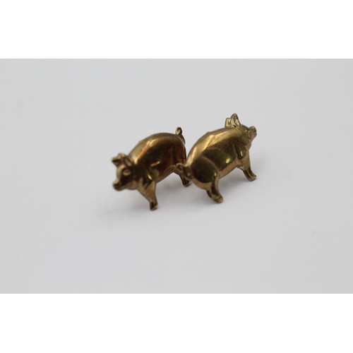 1108 - A pair of 9ct gold pig stud earrings - approx. gross weight 0.6 grams