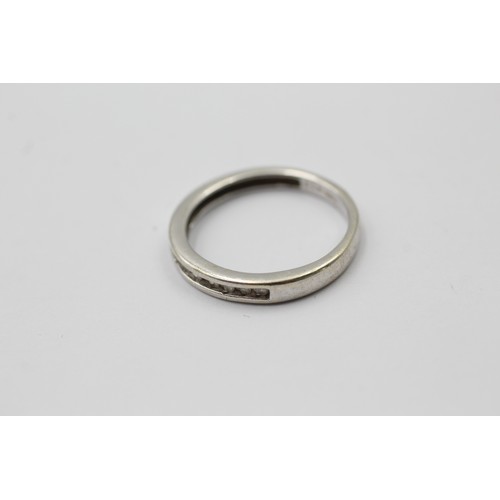 1116 - A 9ct white gold channel set dress ring - approx. gross weight 1.8 grams