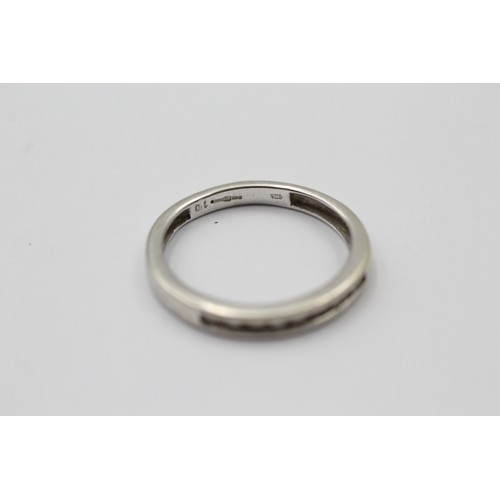 1116 - A 9ct white gold channel set dress ring - approx. gross weight 1.8 grams