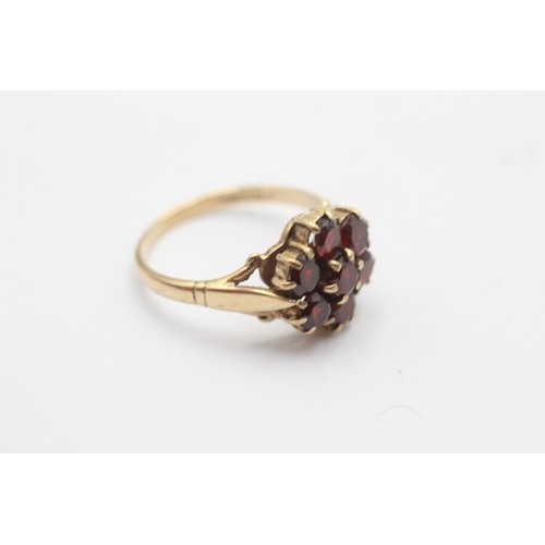 1121 - A 9ct gold garnet floral cluster ring - approx. gross weight 3.2 grams