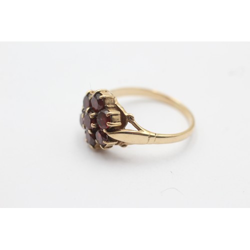 1121 - A 9ct gold garnet floral cluster ring - approx. gross weight 3.2 grams