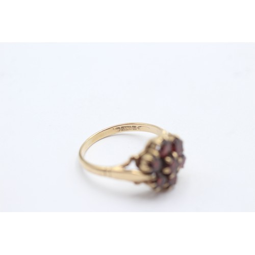 1121 - A 9ct gold garnet floral cluster ring - approx. gross weight 3.2 grams