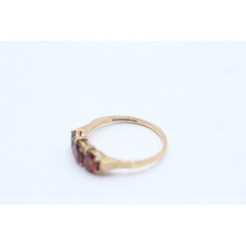 1131 - A 9ct gold garnet three stone ring - approx. gross weight 1.8 grams