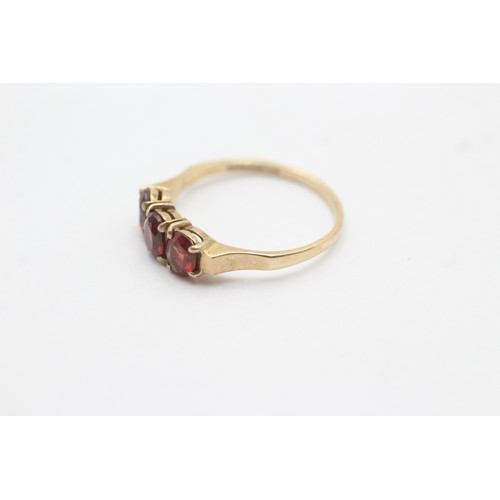 1131 - A 9ct gold garnet three stone ring - approx. gross weight 1.8 grams