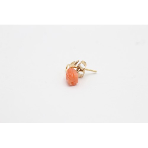 1133 - A pair of 14ct gold coral stud earrings - approx. gross weight 0.4 grams