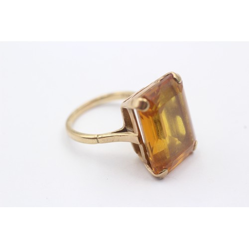 1134 - A 9ct gold synthetic yellow sapphire single stone cocktail ring - approx. gross weight 9.6 grams