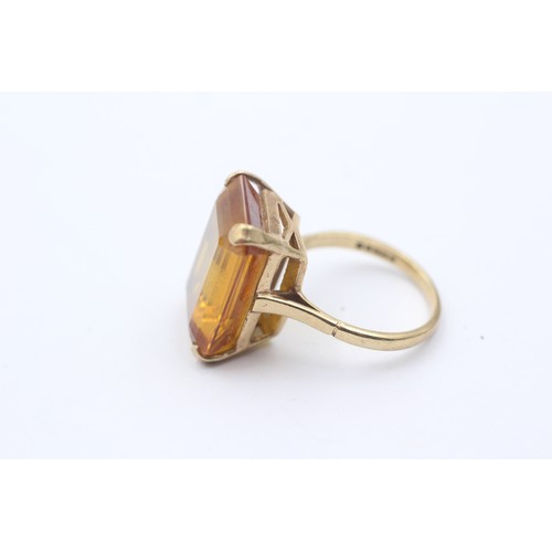 1134 - A 9ct gold synthetic yellow sapphire single stone cocktail ring - approx. gross weight 9.6 grams