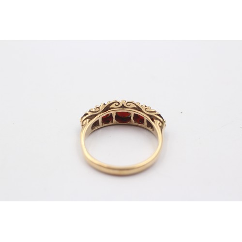 1137 - A 9ct gold garnet five stone ring, size M½ - approx. gross weight 3 grams