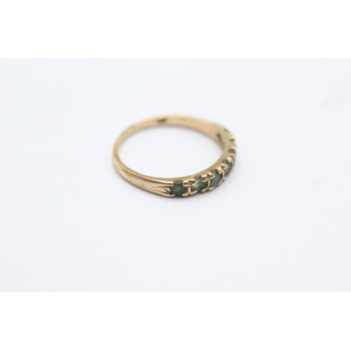 1141 - A 9ct gold emerald half eternity ring - approx. gross weight 1.4 grams