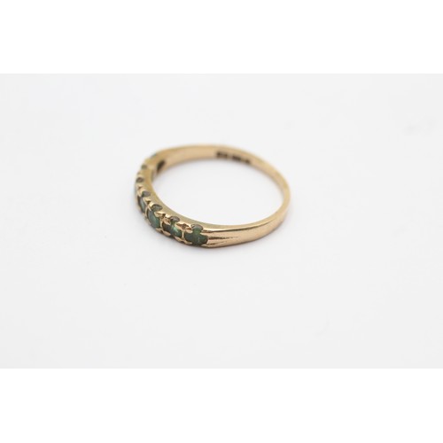 1141 - A 9ct gold emerald half eternity ring - approx. gross weight 1.4 grams