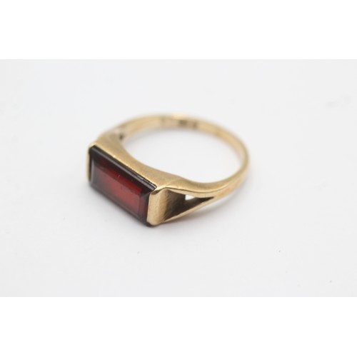 1143 - A 9ct gold garnet single stone ring - approx. gross weight 2.8 grams