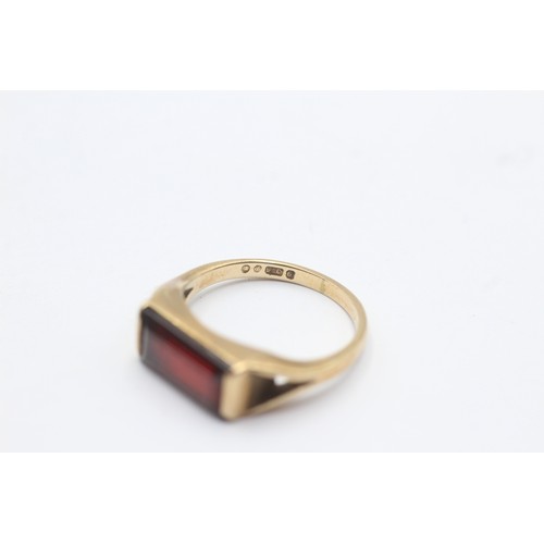 1143 - A 9ct gold garnet single stone ring - approx. gross weight 2.8 grams