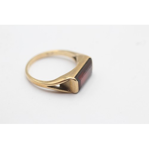 1143 - A 9ct gold garnet single stone ring - approx. gross weight 2.8 grams